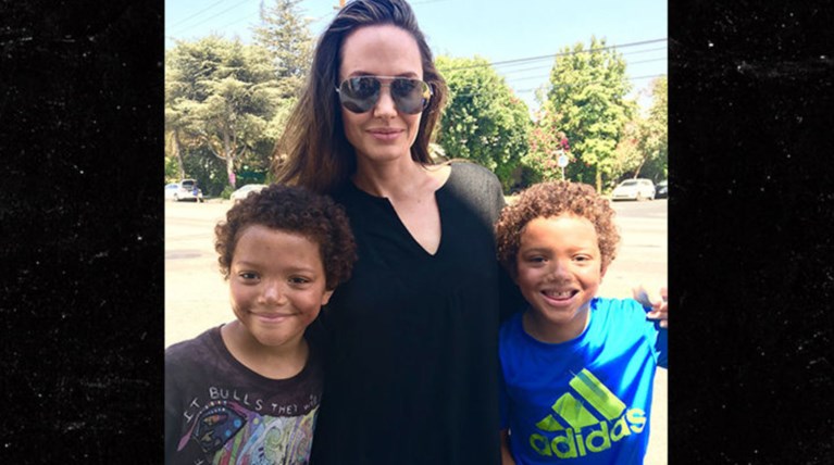 Η μεγαλειώδης πράξη της Τζολί που έκανε δυο φτωχά παιδιά να χαμογελάσουν