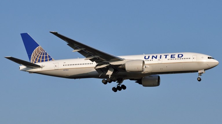 Αναγκαστική προσγείωση αεροσκάφους της United Airlines με 16 τραυματίες