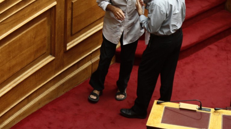 Ποιός βουλευτής πήγε με ...σανδάλι στη Βουλή;
