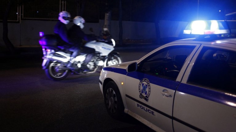 Η ΕΛΑΣ αναζητεί τον "κακοήθη" που έδειρε τον αστυνομικό