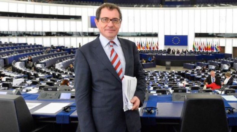 Ευρωβουλευτής συνελήφθη να αυνανίζεται σε κατάστημα!