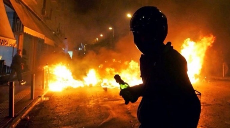 Νέα επίθεση στα Εξάρχεια: Κουκουλοφόροι πέταξαν μολότοφ στα ΜΑΤ