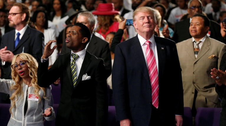 Κι όμως... ο Τραμπ χορεύει σε εκκλησία μαύρων