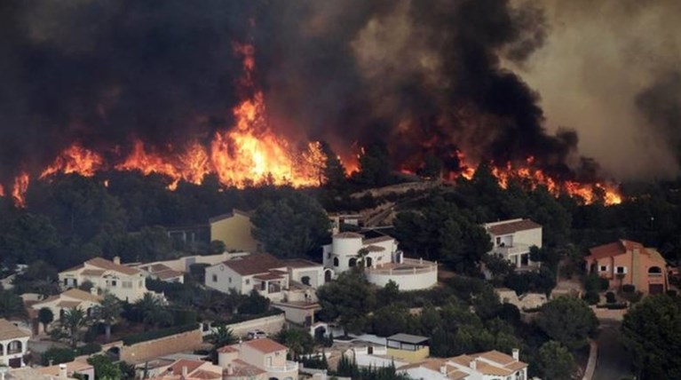 Αναζητούν πυρομανή για τη μεγάλη πυρκαγιά στη Βαλένθια