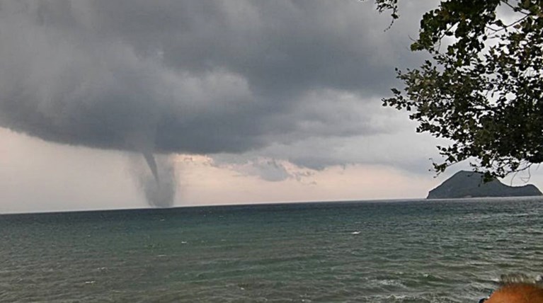 Σούπερ υδροστρόβιλος στη Ζάκυνθο - φωτό