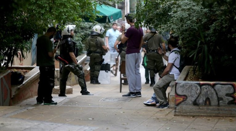 Ρουβίκωνας κατά ΕΛΑΣ για τα ναρκωτικά στα Εξάρχεια