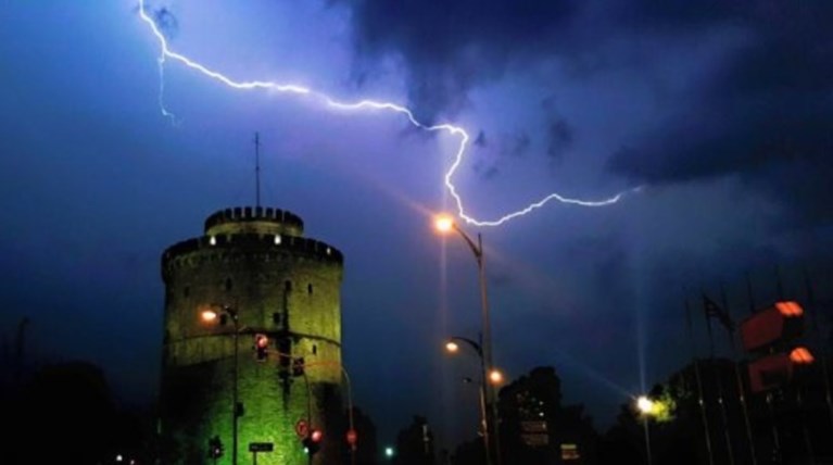 Η στιγμή που αστραπή χτυπά τον Λευκό Πύργο