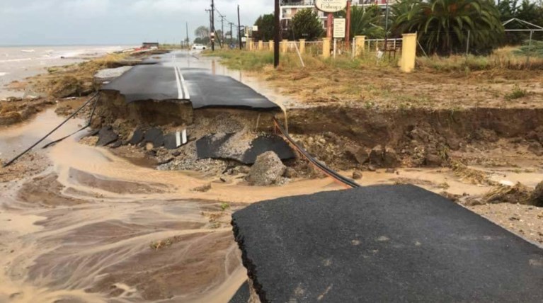 Φωτογραφία-σοκ: Ο δρόμος κόπηκε στα δύο