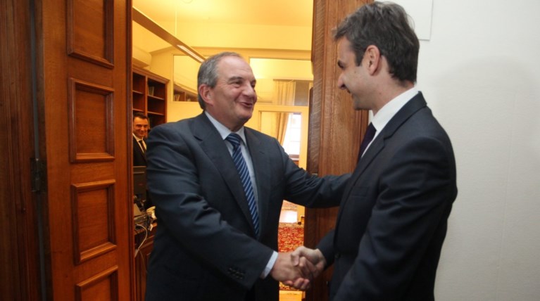Μηνύματα «εκεχειρίας» από Καραμανλή προς Μητσοτάκη