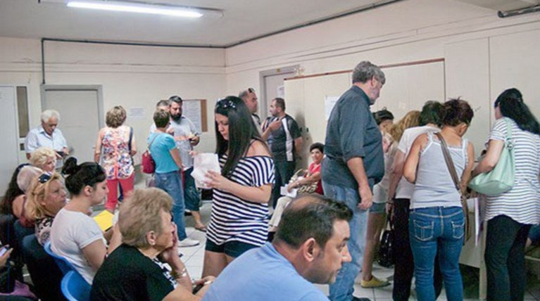 Απίστευτο: Κοιμήθηκε πάνω στο γραφείο στην Εφορία -ΦΩΤΟ