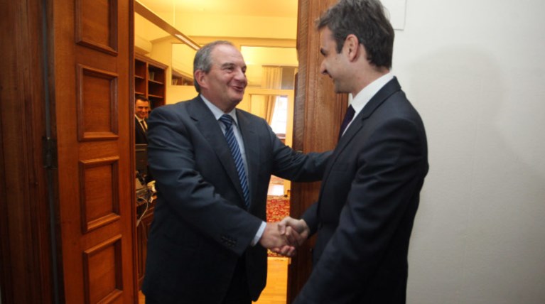 Πιο μακριά από τον Τσίπρα, πιο κοντά στον Κυριάκο