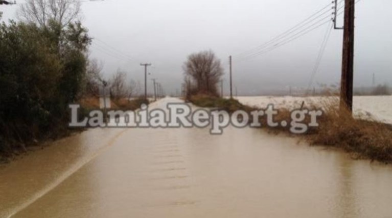 Κόπηκε στα δύο η Λαμίας- Καρπενησίου, κλειστή η Εγνατία