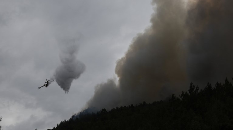 Συνεχίζεται η μάχη με τα πύρινα μέτωπα στη Θάσο