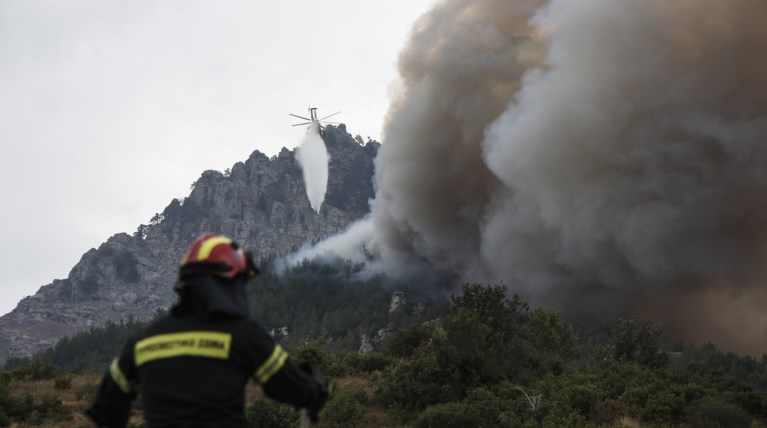 Μάχη με τις φλόγες για τρίτο 24ωρο στη Θάσο