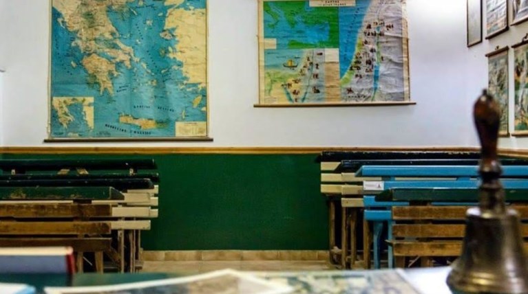 Το παλιό αλφαβητάρι, ο μαυροπίνακας & τα ξύλινα θρανία