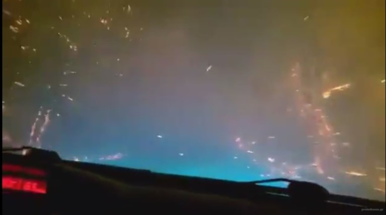 Αυτοκίνητο περνά μέσα από τη φωτιά της Θάσου!