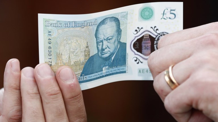 Αυτά είναι τα νέα πλαστικά χαρτονομίσματα της Βρετανίας