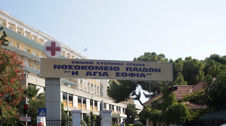 Χειρουργήθηκε το βρέφος που έπεσε από το μπαλκόνι στην Καλλιθέα