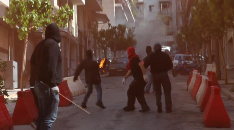 Επίδειξη δύναμης από πολιτοφυλακή αντιεξουσιαστών στα Εξάρχεια