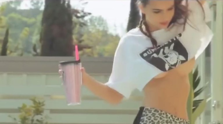 Το τερμάτισε η Εμιλυ Ραταϊκόφσκι με crop top που αποκάλυψε το στήθος της