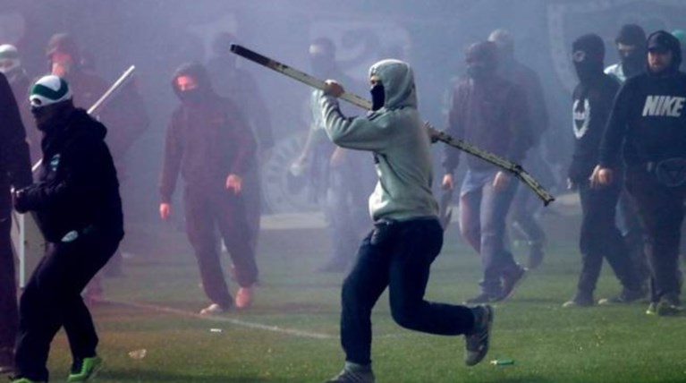 Ποινικοί «πιστολέρο» σε ομάδες χούλιγκαν, τι φοβάται η ΕΛΑΣ