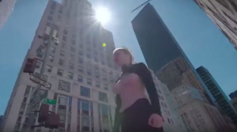 Free the Nipple: Ο topless περίπατος 23χρονης καλλονής στη Nέα Υόρκη