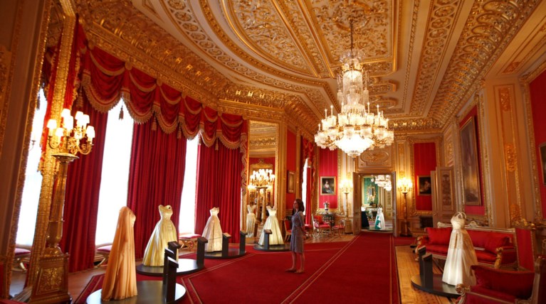 Πόση χλιδή κρύβει η ντουλάπα μιας βασίλισσας; Εντυπωσιακές εικόνες