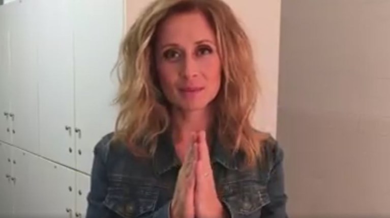 Βίντεο της Φαμπιάν για ακύρωση συναυλίας: Συγγνώμη που περιμένατε στη βροχή