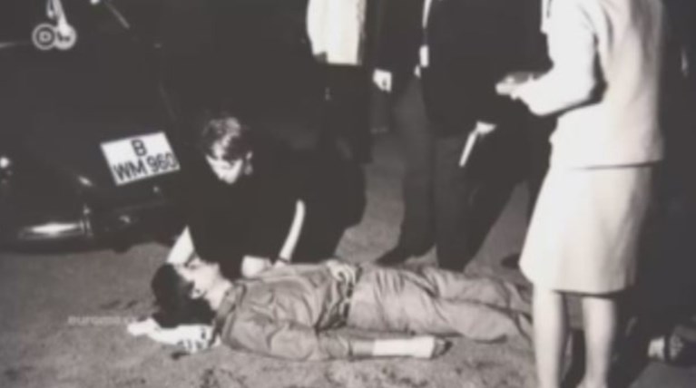 Εγινε διάσημος από  δολοφονία σε Βερολίνο.Εκθέτει τις φωτογραφίες ΒΙΝΤΕΟ