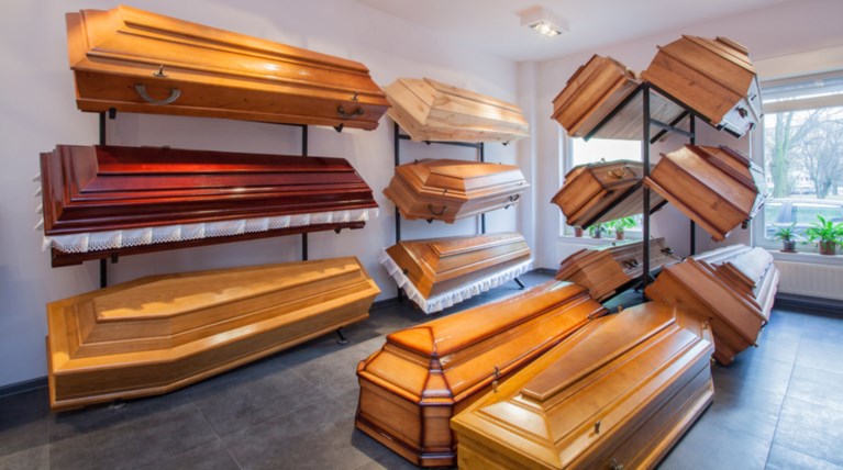 Ηλεία: Εργολάβος κηδειών «κάρφωσε» στο κεφάλι συγγενή νεκρού