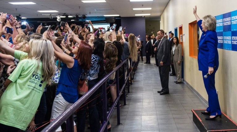 Απίστευτη μαζική selfie με την Χίλαρι Κλίντον