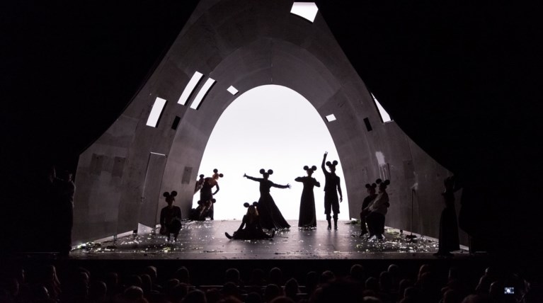 Ο Βυσσινόκηπος, ο Μίκι Μάους και ο Νίκος Καραθάνος