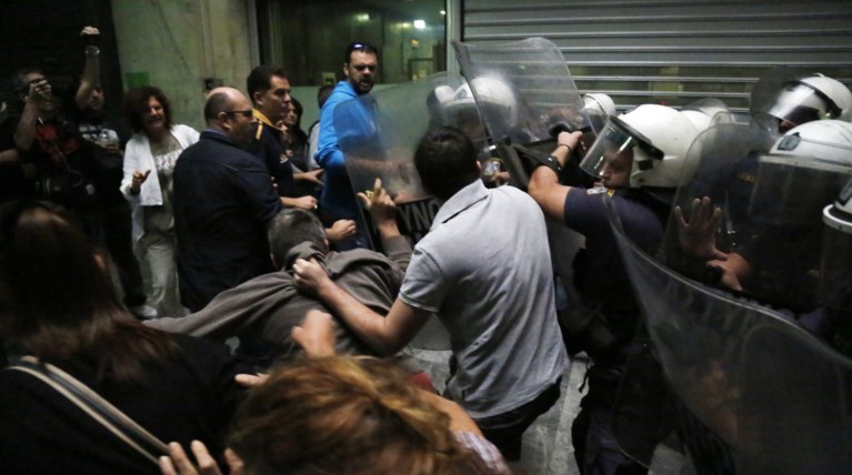 Ξύλο ΜΑΤ - εργαζομένων έξω από το υπουργείο Εργασίας