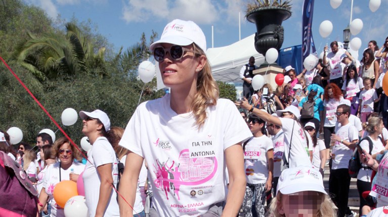 Η Βίκυ Καγιά «έτρεξε» σε αγώνα δρόμου με την κόρη της στο καρότσι