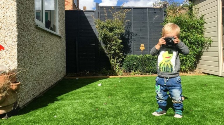 Πώς βλέπει τον κόσμο ένας φωτογράφος 19 μηνών; Οι εικόνες που συγκίνησαν