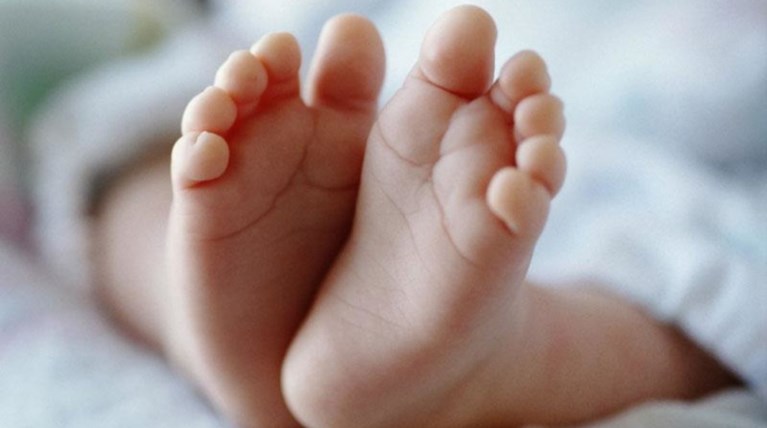 Γεννήθηκε το πρώτο μωρό από τρεις βιολογικούς γονείς