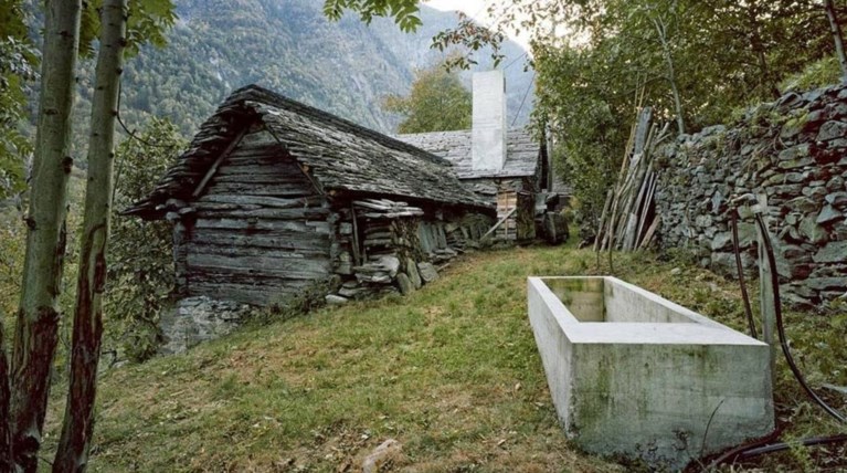 Αυτή η πέτρινη σπηλιά 200 ετών «κρύβει» μια εντυπωσιακή μίνιμαλ κατοικία