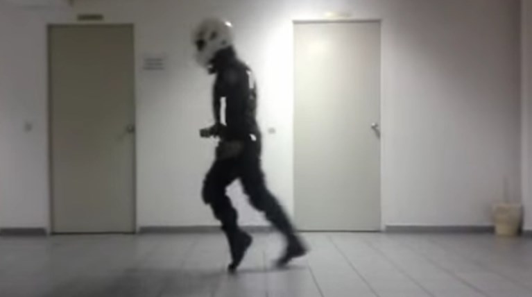 Αστυνομικός της ΔΙΑΣ χορεύει... Michael Jackson με στολή και κράνος