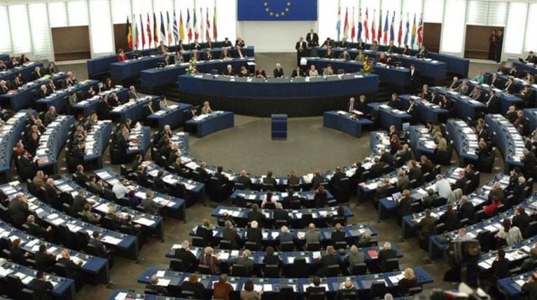 Στο ευρωκοινοβούλιο, παρουσία Μοσκοβισί, το ελληνικό χρέος