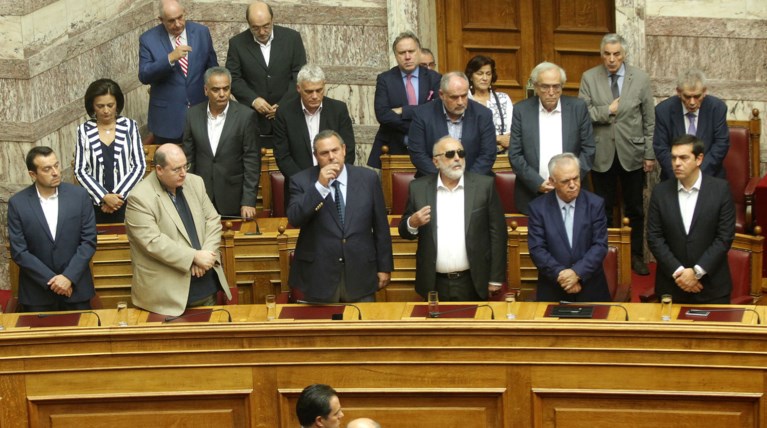 Υπουργικά «φάλτσα» στη σκιά συνεδρίου & ανασχηματισμού