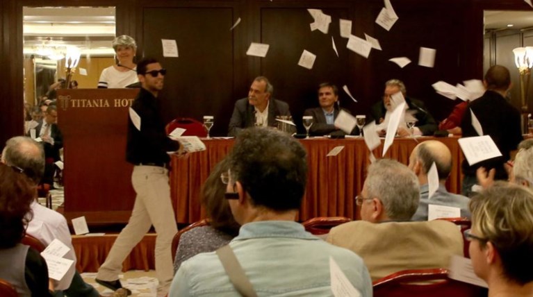 «Ντου» από τον Ρουβίκωνα σε ομιλία Τσακαλώτου- Σταθάκη