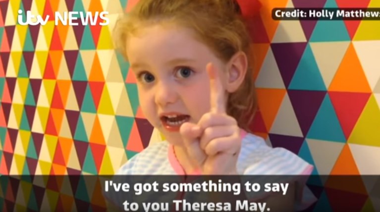 Η 5χρονη που «κατσάδιασε» την Τ. Μέι για τους άστεγους-Δείτε το βίντεο