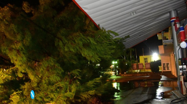 Μεγάλα προβλήματα από την κακοκαιρία σε όλη την Ελλάδα