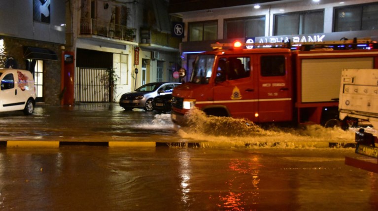 Χάος στην Αγρολίδα με πτώσεις δέντρων και πλημμύρες