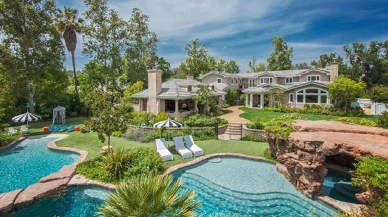 Μπείτε στην ολοκαίνουργια μυθική έπαυλη της Αντζελίνας Τζολί