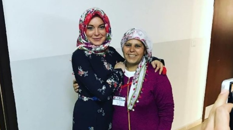 Η Λ. Λόχαν επισκέφτηκε κέντρο φιλοξενίας προσφύγων στην Τουρκία