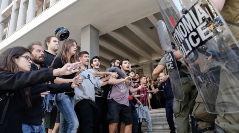 Αποχή των συμβολαιογράφων από τους πλειστηριασμούς