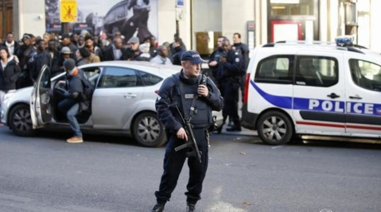 Βρήκαν βόμβα σε σταθμευμένο αυτοκίνητο στο Παρίσι