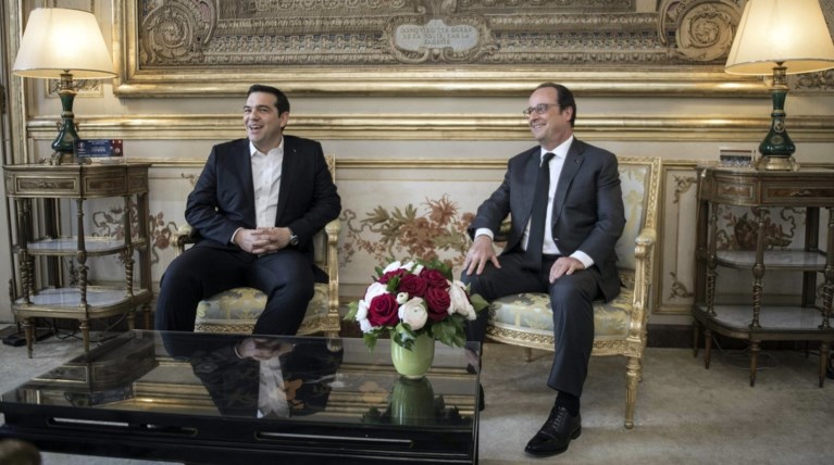 Πώς ο Ολάντ έπεισε τον Τσίπρα να υπογράψει το τρίτο μνημόνιο
