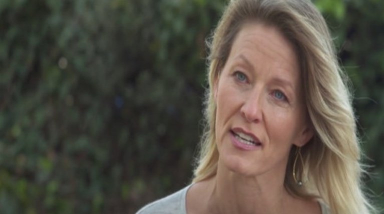 «Ο Τραμπ  έβαλε το  χέρι του κάτω  από τη  φούστα μου»- VIDEO